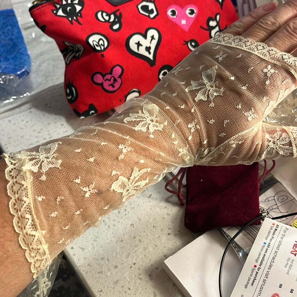 Elegant Lace Gloves in cream